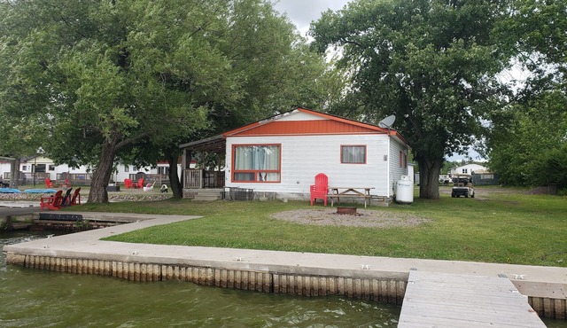 Wood Pecker #12 lake side 4 Bedroom cottage