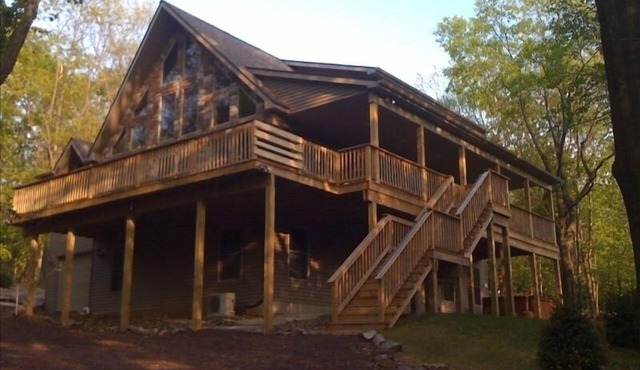 Wooded Chalet- Lg 6 BR 'Chipmunk Lodge' W/Hot Tub/Pool Table - Linens Included