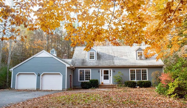 Woodland home with screened porch, 2 living rooms - near historic waterfront