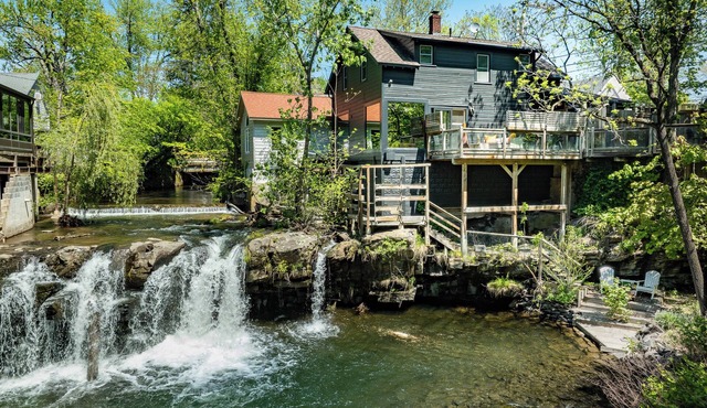 Woodstock Waterfall Hideaway · Walk To Tinker St!