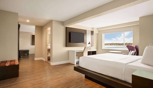 Wyndham Newport Hotel