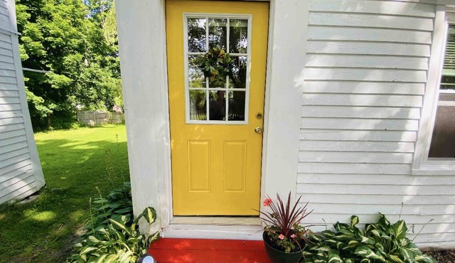 Yellow Door Sunny New England House Apartment in Rockland ME STR22-44