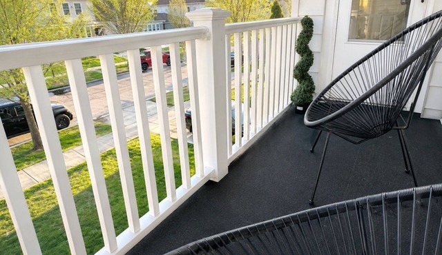 YOUR Cozy 2brm Upper Kenmore Retreat w balcony near Buffalo & Niagara Falls.