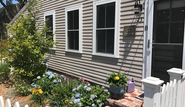 Your Getaway in the West End - Sleeps 4!