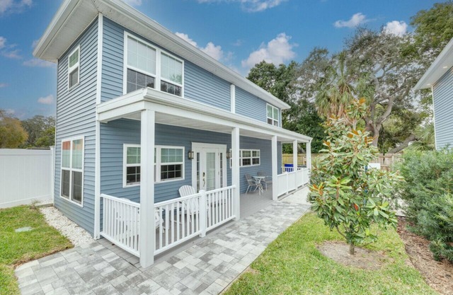 Luxury 2 bedroom tiny home with pool "Skye" in Dunedin