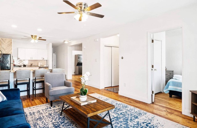 Stunning 2BR Beach Style House 4 Blocks from Beach