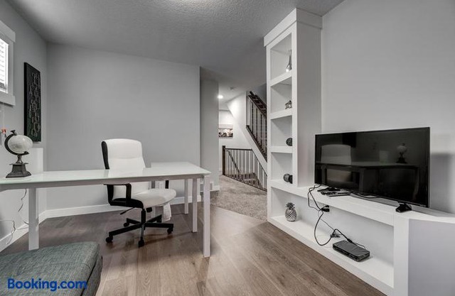 Three-Bedroom with Fireplace #41 Sunalta Downtown in Calgary