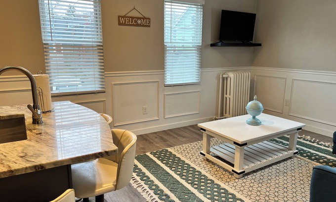 Newport House | 2 Bedroom Rental in Newport w/Parking! Steps away from Thames, Broadway, & DT!