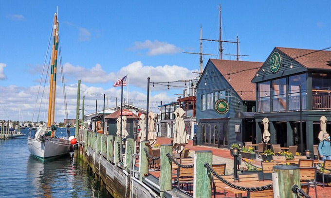 Yachting Village Condo | Beautiful Downtown Apartment on Thames Street, Walk to Everything - Sleeps 6