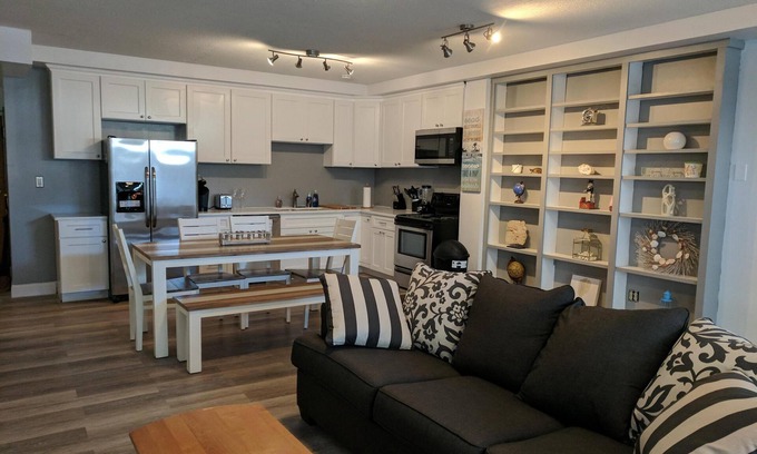 Fifth Ward Apartment | DOWNTOWN NEWPORT HOTSPOT! Private Parking included-convenient. Over 100+review's