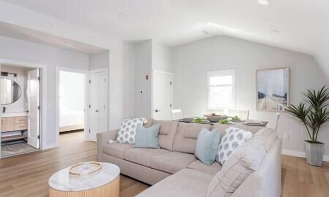 Newport House | Franklin Street Condos