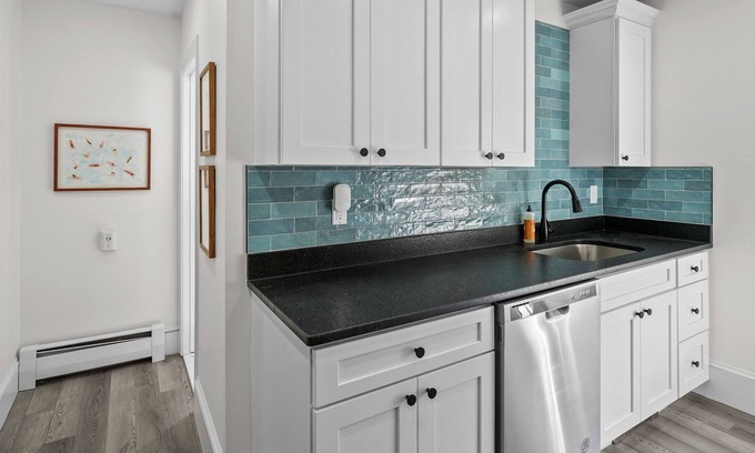 Warren House | Lookout on Liberty | Renovated | 7 beds + parking