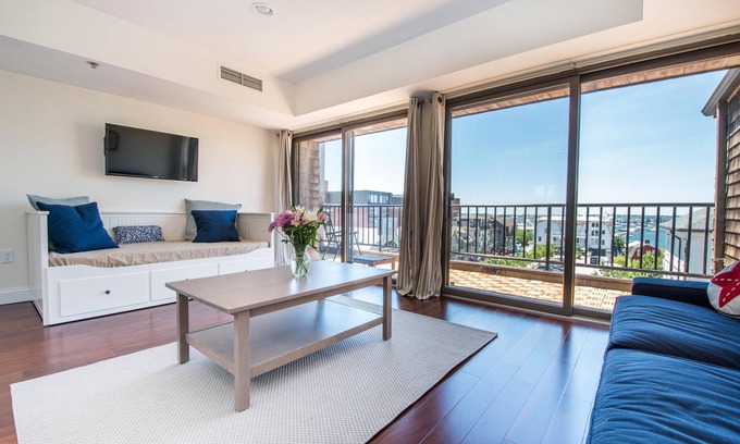 Yachting Village Condo | Luxury Newport Harbor Condo with Stunning Waterfront View