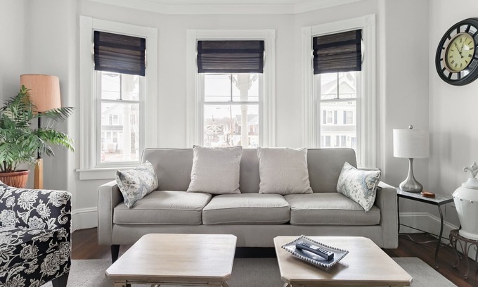 Fifth Ward House | MONTHLY Classic Newport Cottage with Parking and Walk to Downtown