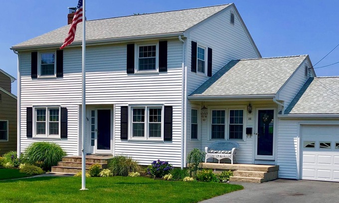 Newport East House | NEW! Comfort, Spacious 2300sqft, minutes to Newport