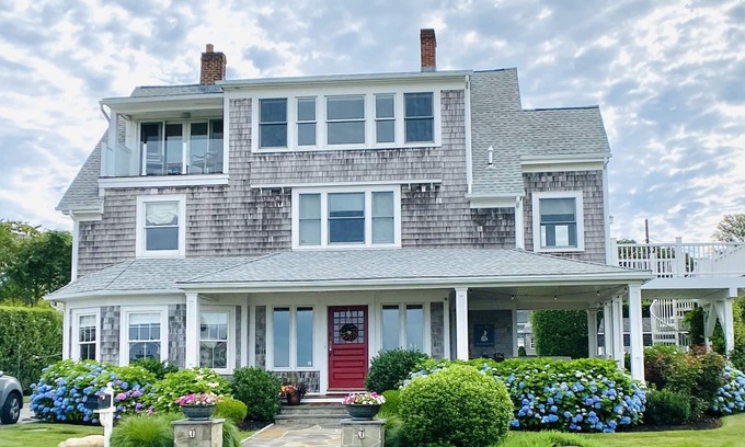 Newport East House | Perfect Newport Beach Getaway-Steps to Beach Ocean Views Very close to Downtown