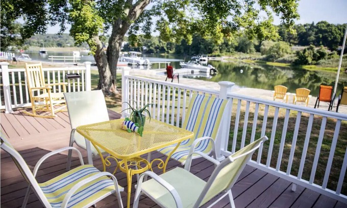 Tiverton Cottage | Waterfront Summer Cottage on Nanaquaket Pond