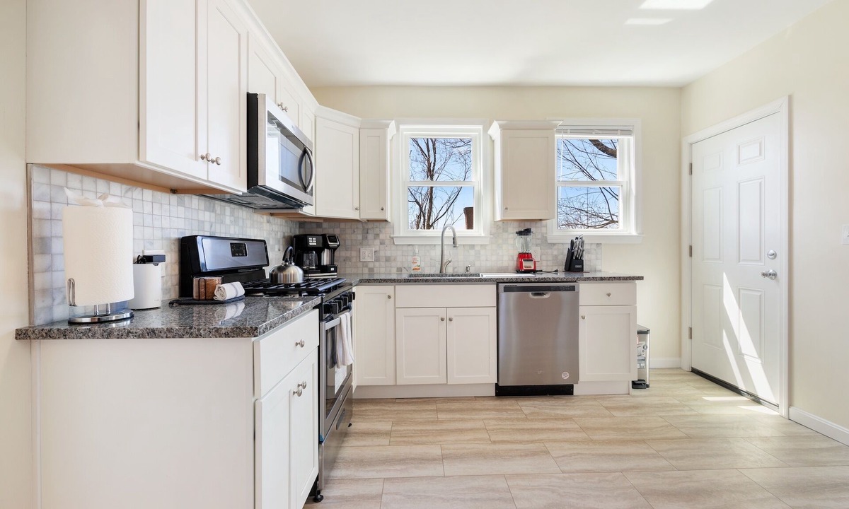 Dorchester Apartment | Spacious 2BR near UMASS | Savin hill | T Stop 9819