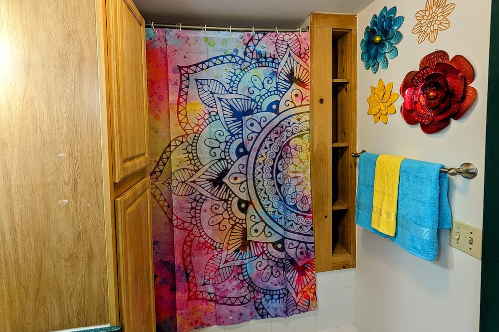Eastern Vermont House | Escape to Lion Rentals: Unwind with Irie Vibes & Vermont Chill