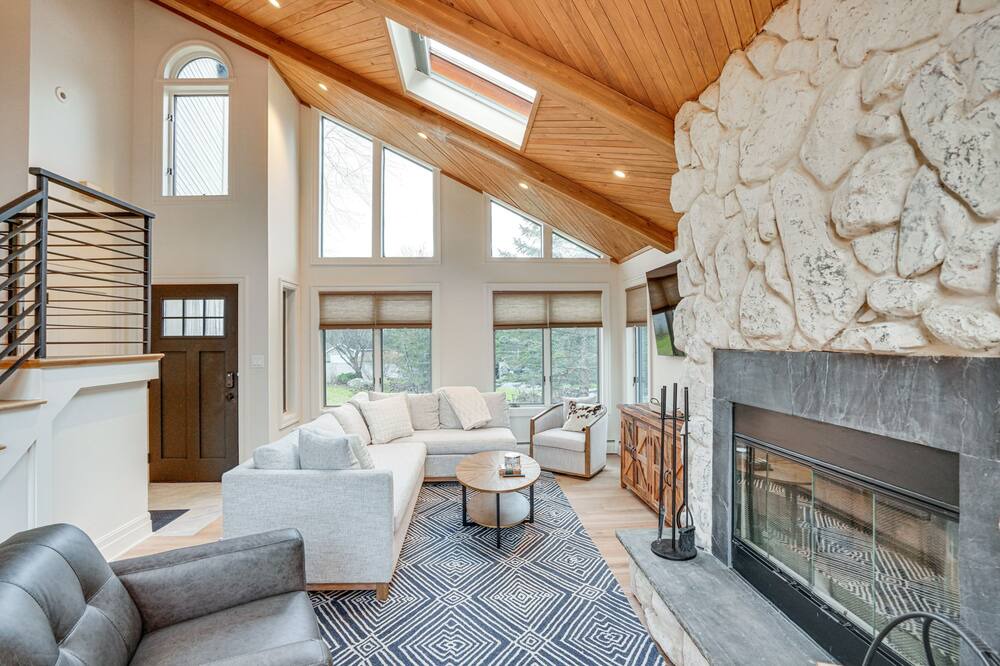 Athens House | Upstate New York Rental Home w/ Lake View & Dock!