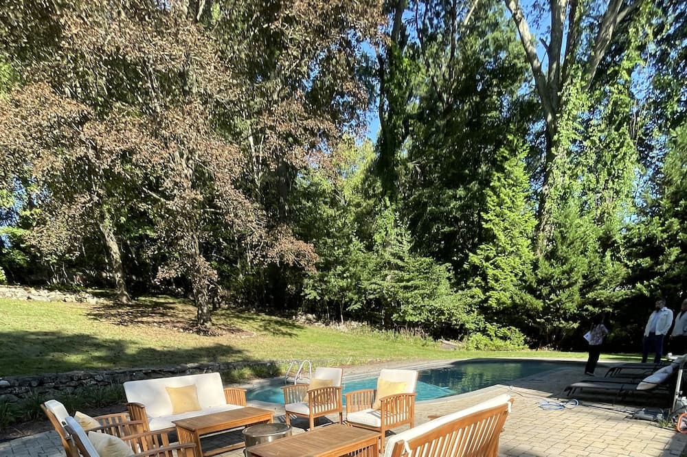 Westport House | Pool heaven 5 minutes away from the beach! Bring the whole family: pet friendly!