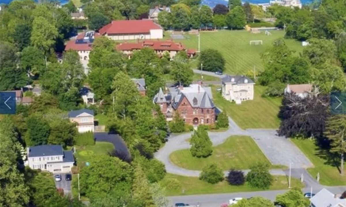 Top of the Hill House | Lovely 4 bdrm home- perfect location- walk to beach and town. Parking/EV Chrgpnt
