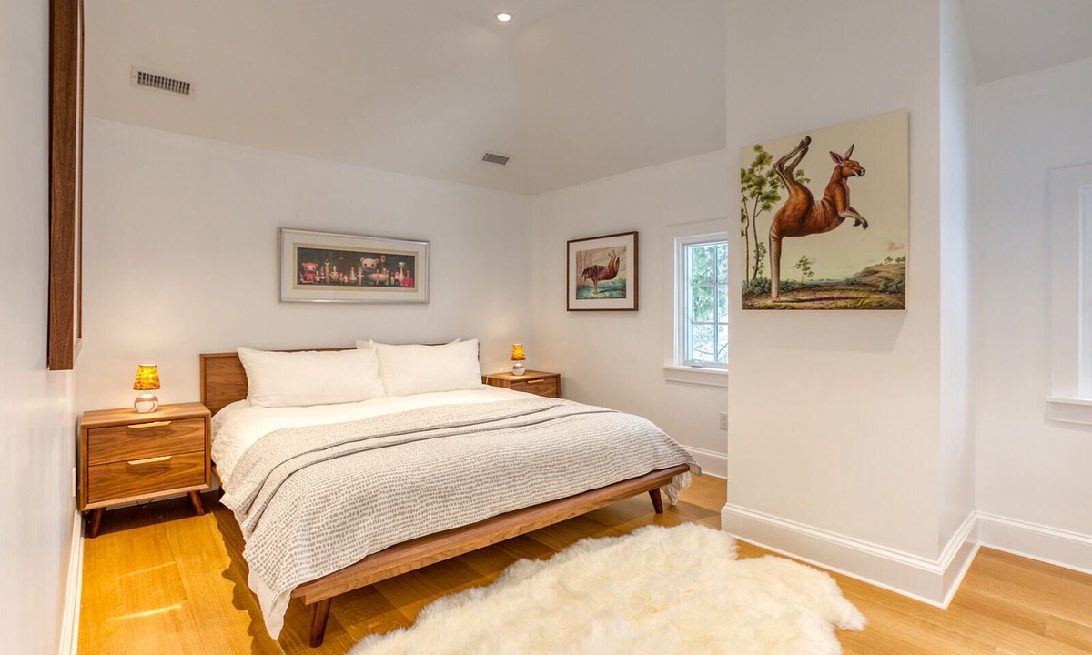 Lenox Apartment | The Penthouse, Downtown Lenox by Evergreen Home