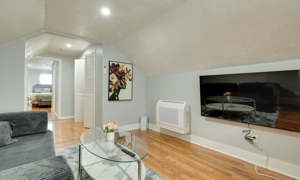 Milton Apartment | 3 Mi to Blue Hills Skiing & Hiking! Couple’s Apt