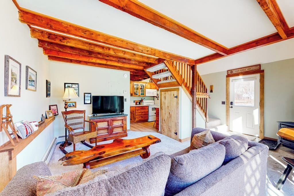 Proctorsville Condo | Cozy condo near skiing with fireplace & deck