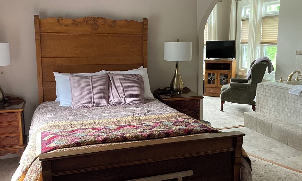 Canandaigua Bed & Breakfast | The Alfred Morris Gifford House has been lovingly renovated to anticipate the every need of travelers to the Finger Lakes area. Located in the heart of the Historic District, the Inn is a short walk to restaurants, historical sites, shops, as well a