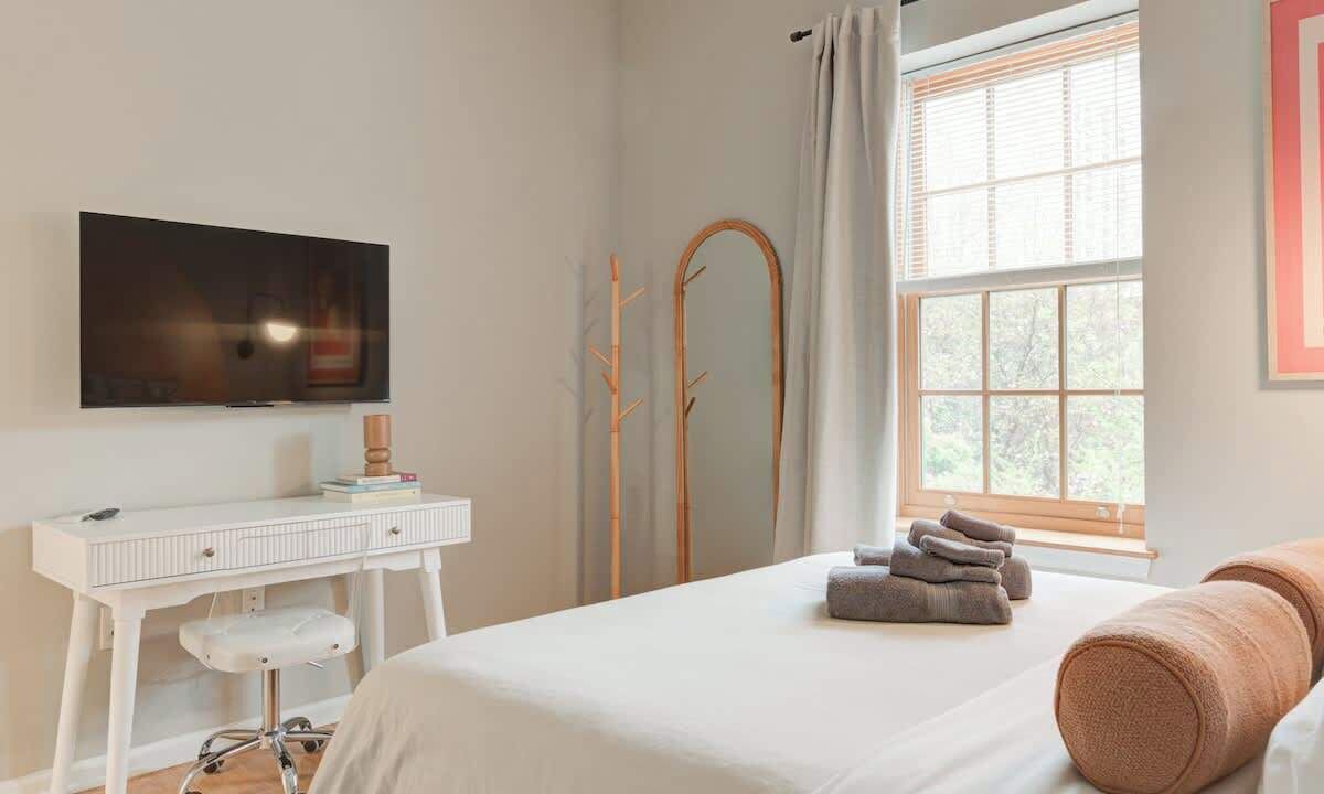 Rittenhouse Row Apartment | Cozy 1BD With Balcony