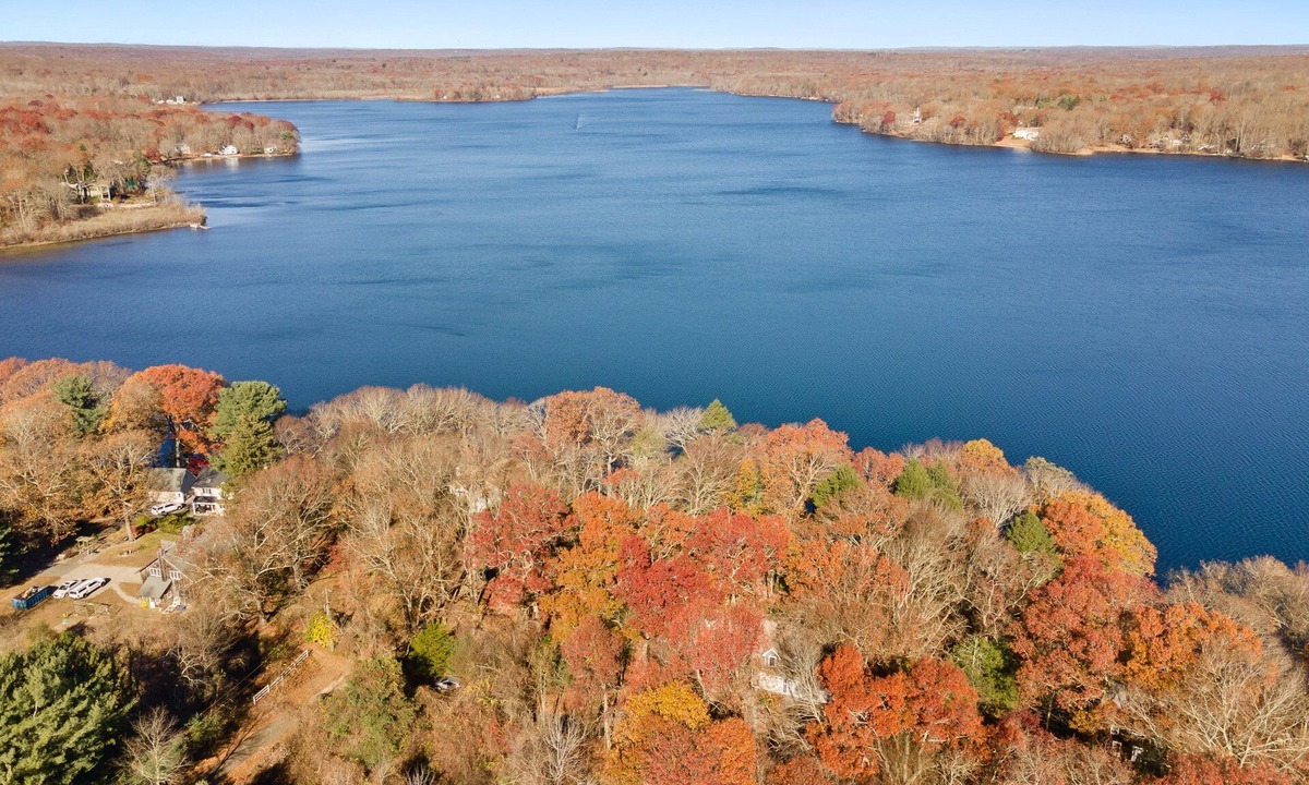 Salem House | Breathtaking lake views 15 mins from Mohegan Sun