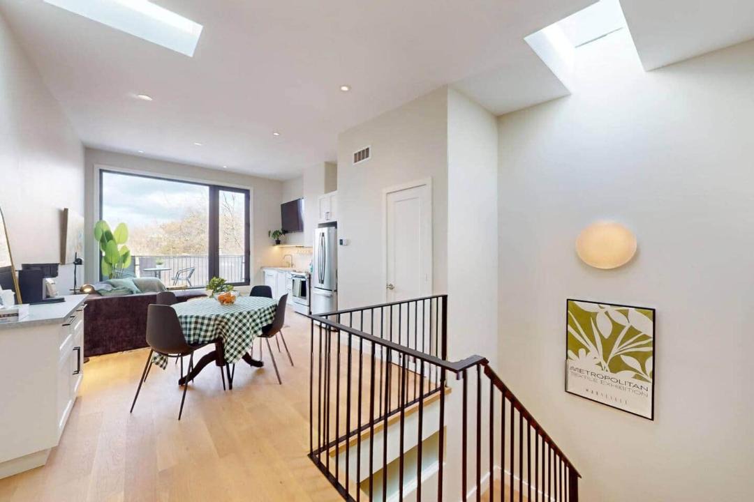 Leslieville House | Luxury 3 Bedroom Townhome 10 Minutes to Downtown FREE Parking
