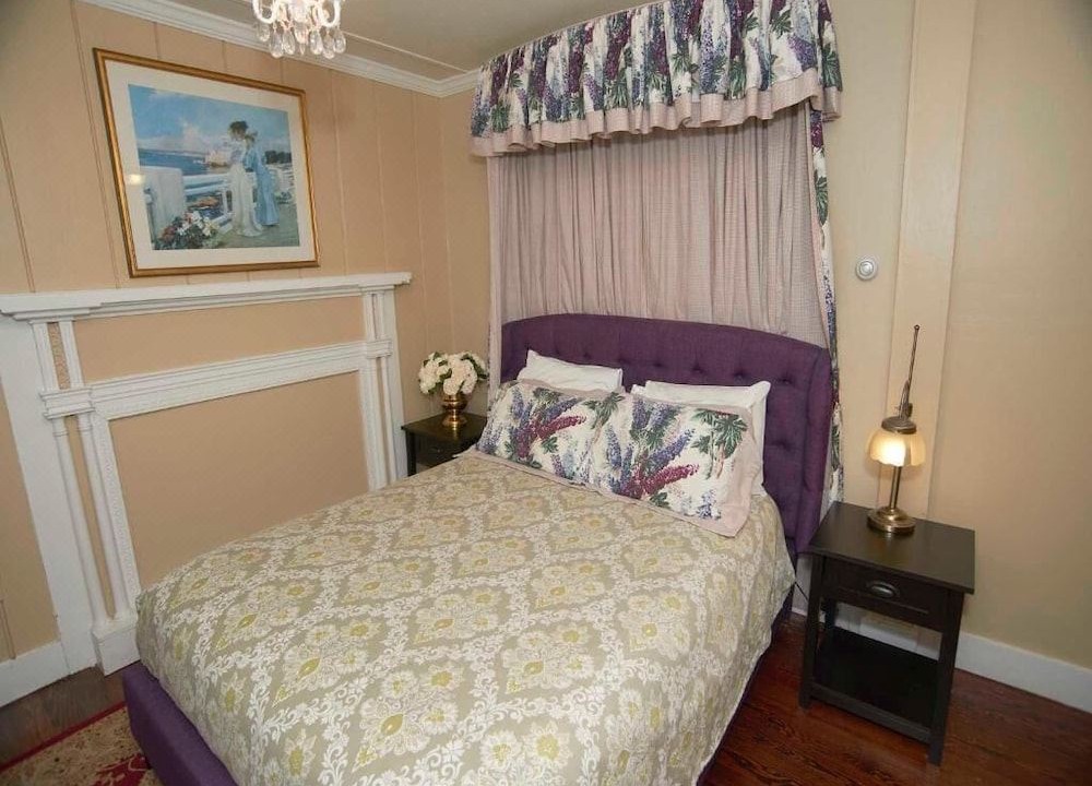 Photo of Bedroom in Top of the Hill