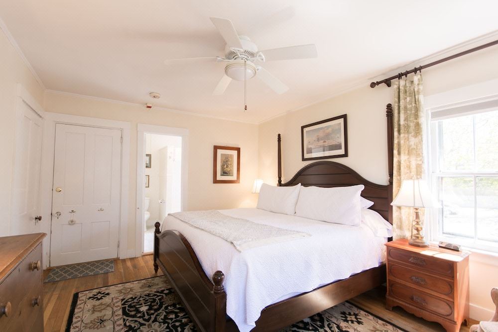 Photo of Bedroom in Top of the Hill
