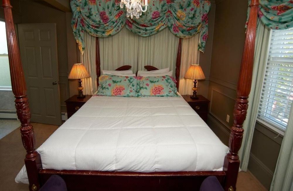 Photo of Bedroom in Top of the Hill
