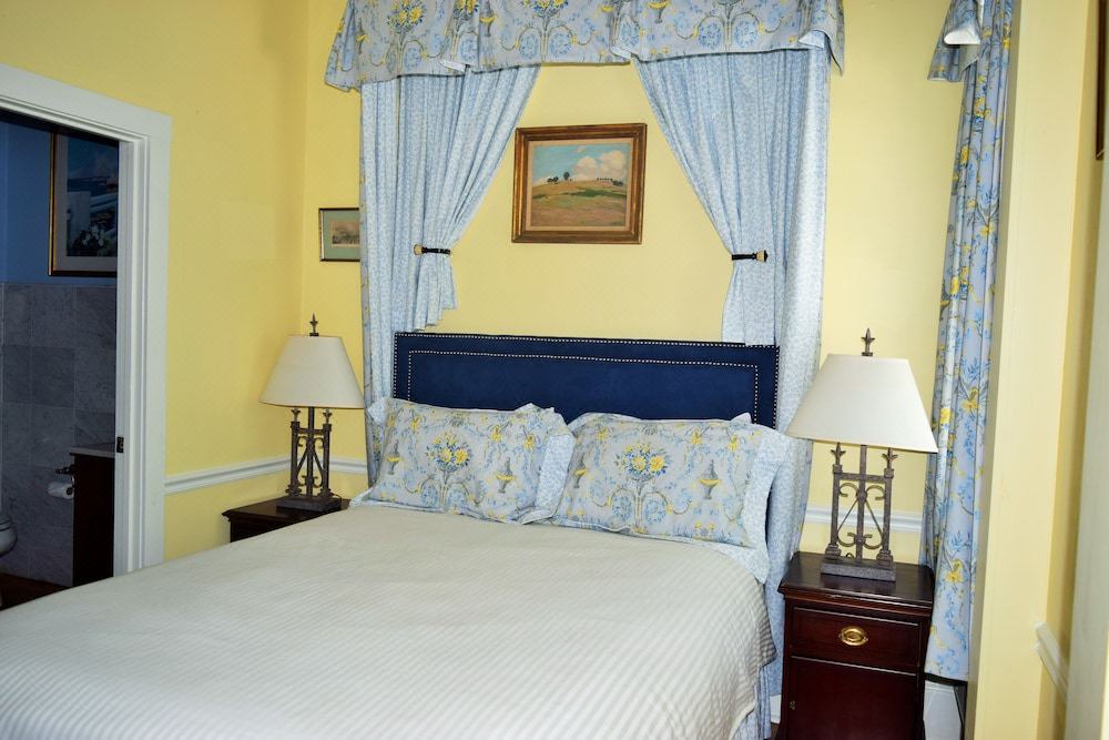 Photo of Bedroom in Top of the Hill