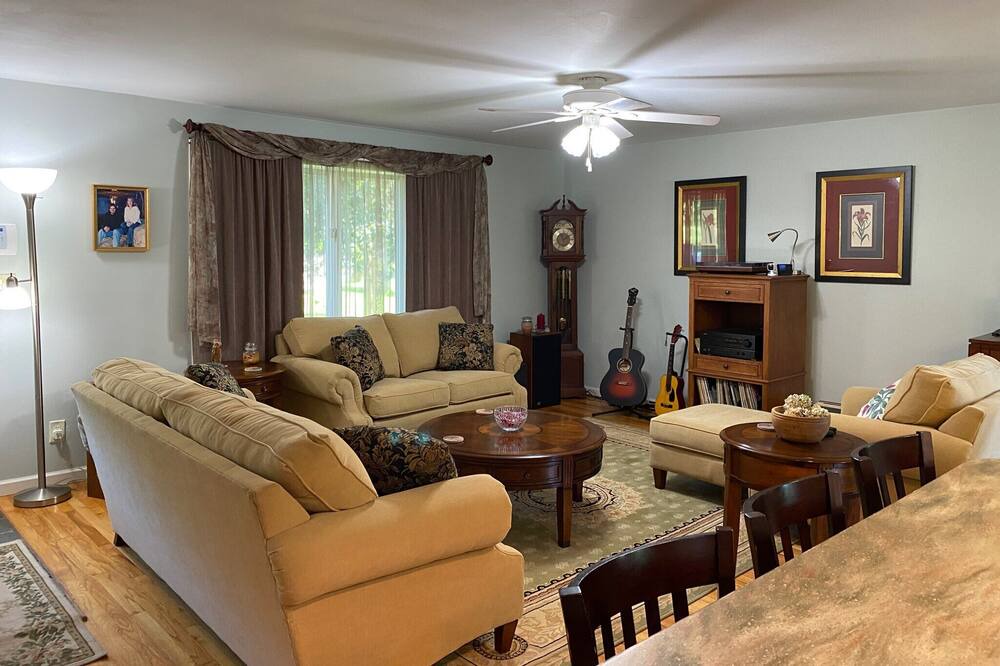 Photo of Livingroom in New Haven