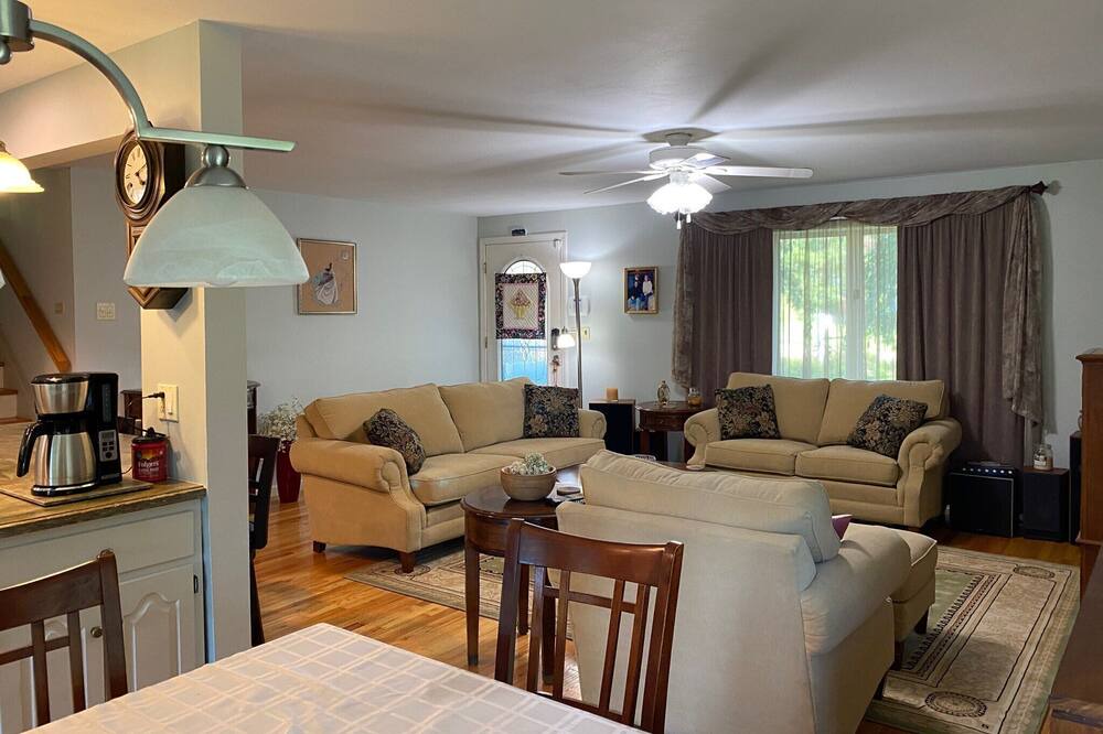 Photo of Livingroom in New Haven