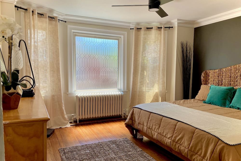 Photo of Bedroom in Top of the Hill