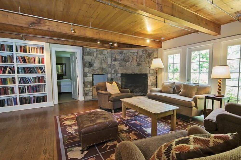 Photo of Livingroom in New Preston