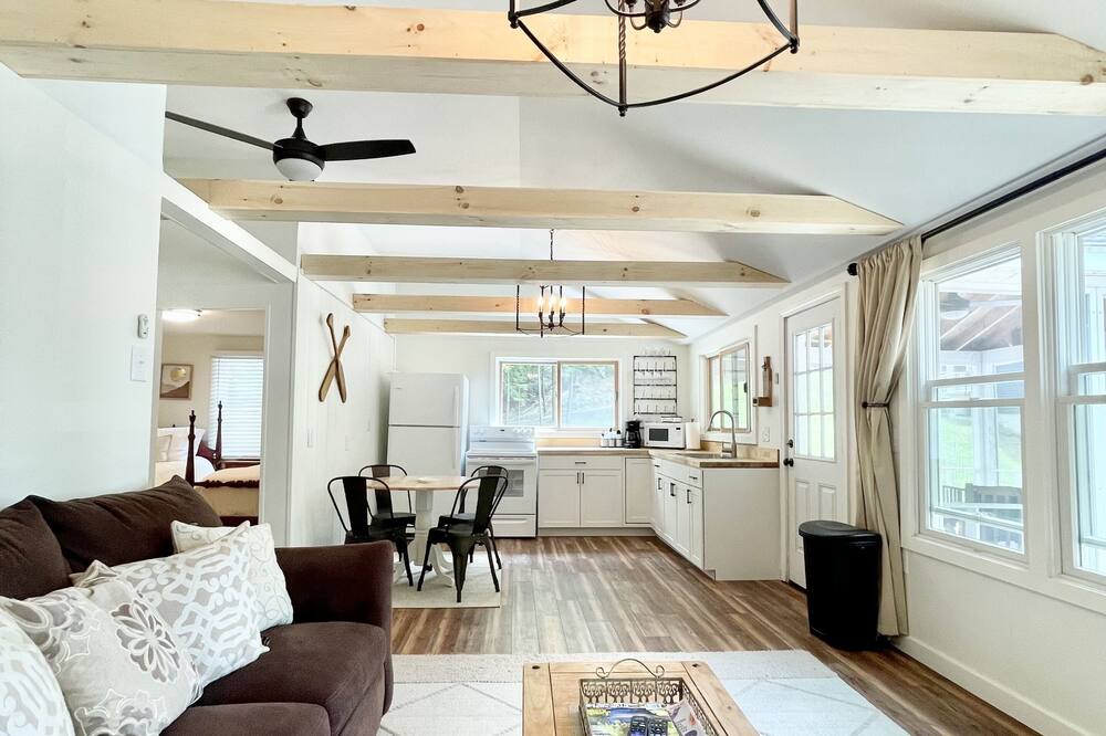 Photo of Livingroom in Hillsboro