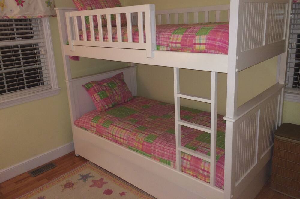 Photo of Bedroom in Popponesset