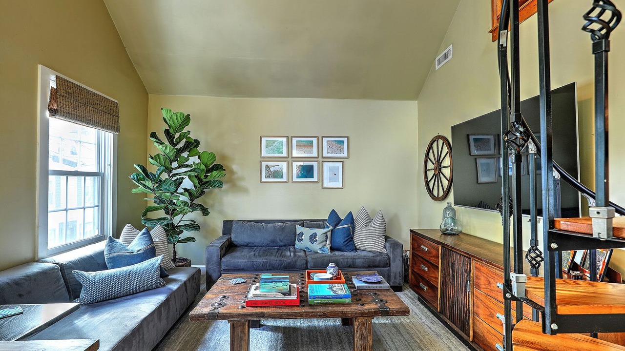 Photo of Livingroom in Off Broadway