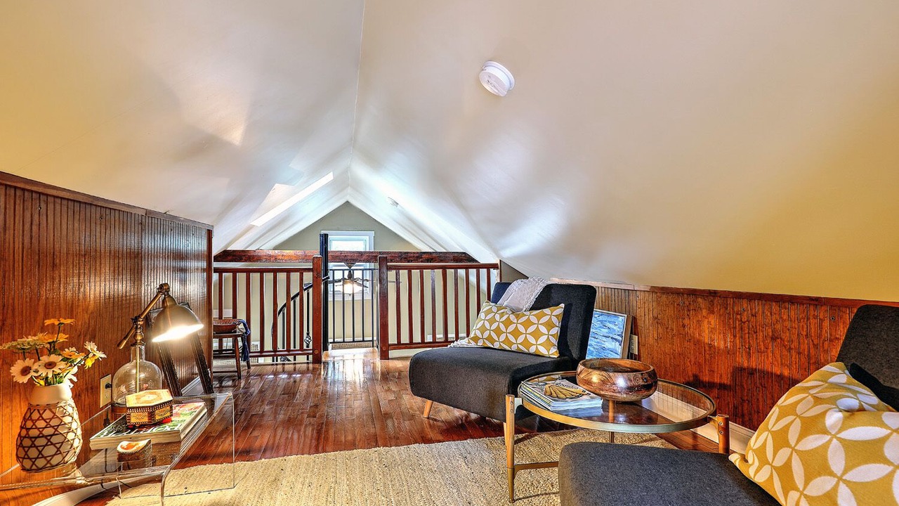 Photo of Livingroom in Off Broadway