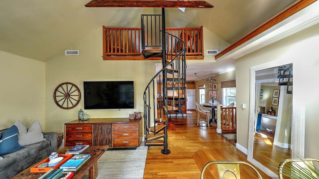 Photo of Livingroom in Off Broadway