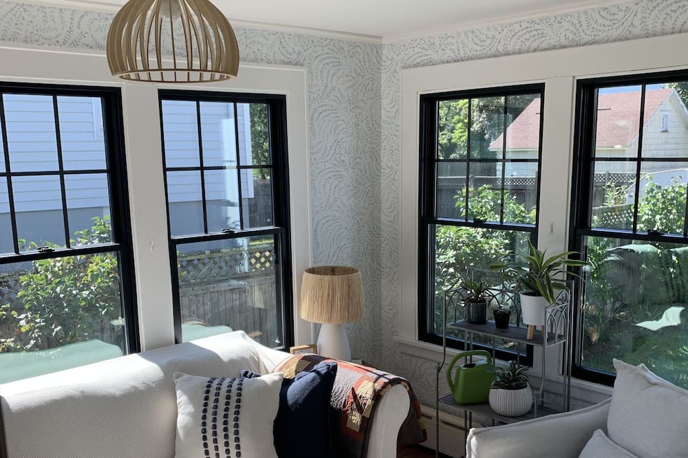 Photo of Livingroom in Cove - East Side - Shippan