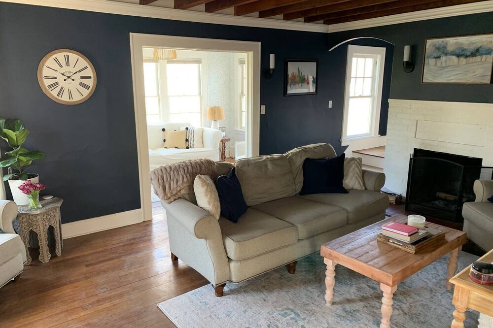 Photo of Livingroom in Cove - East Side - Shippan