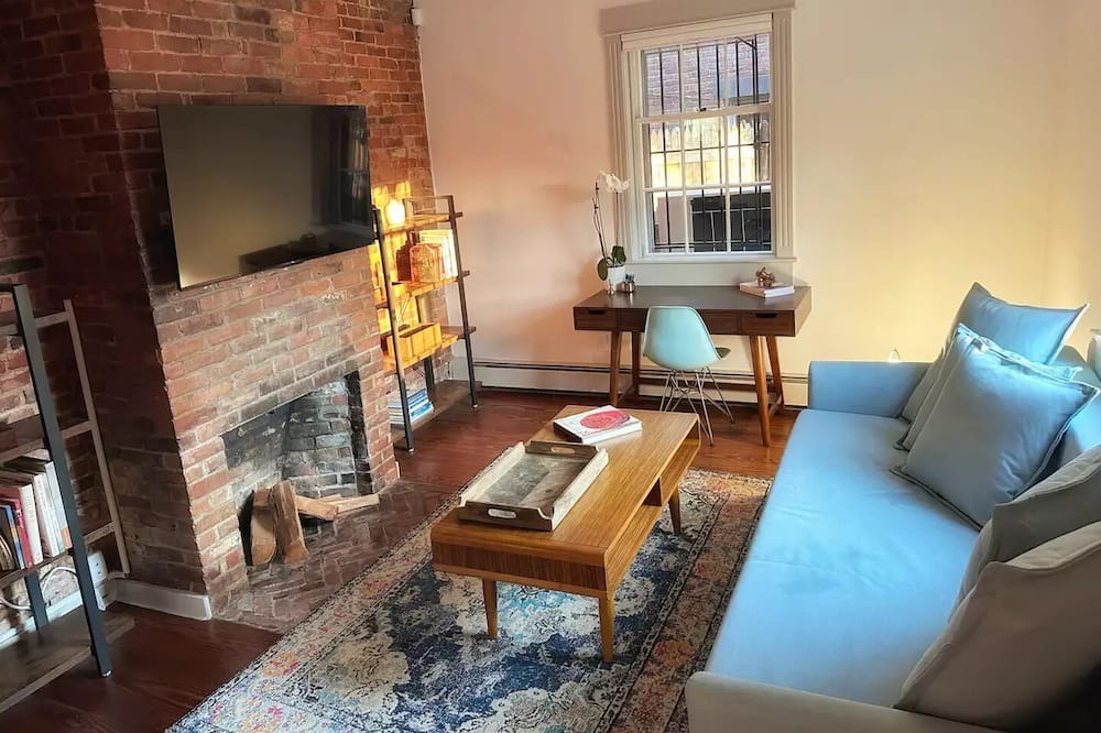 Photo of Livingroom in College Hill