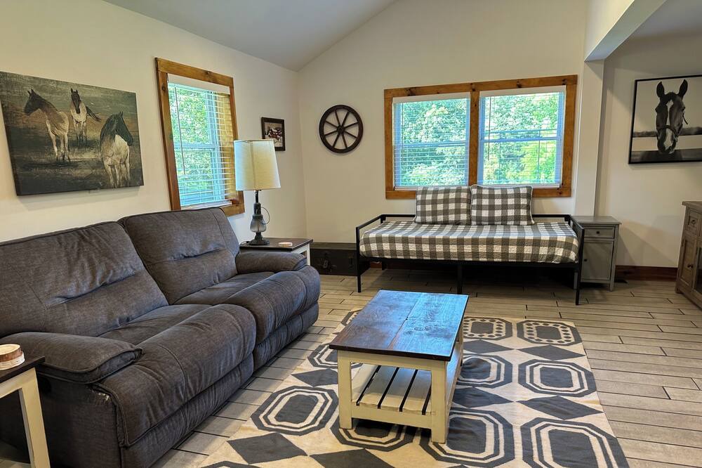 Photo of Livingroom in Montague